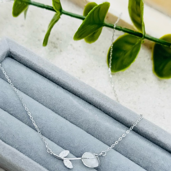 925 Sterling Silver Jadeite Tulip Necklace - Picture 3 of 6